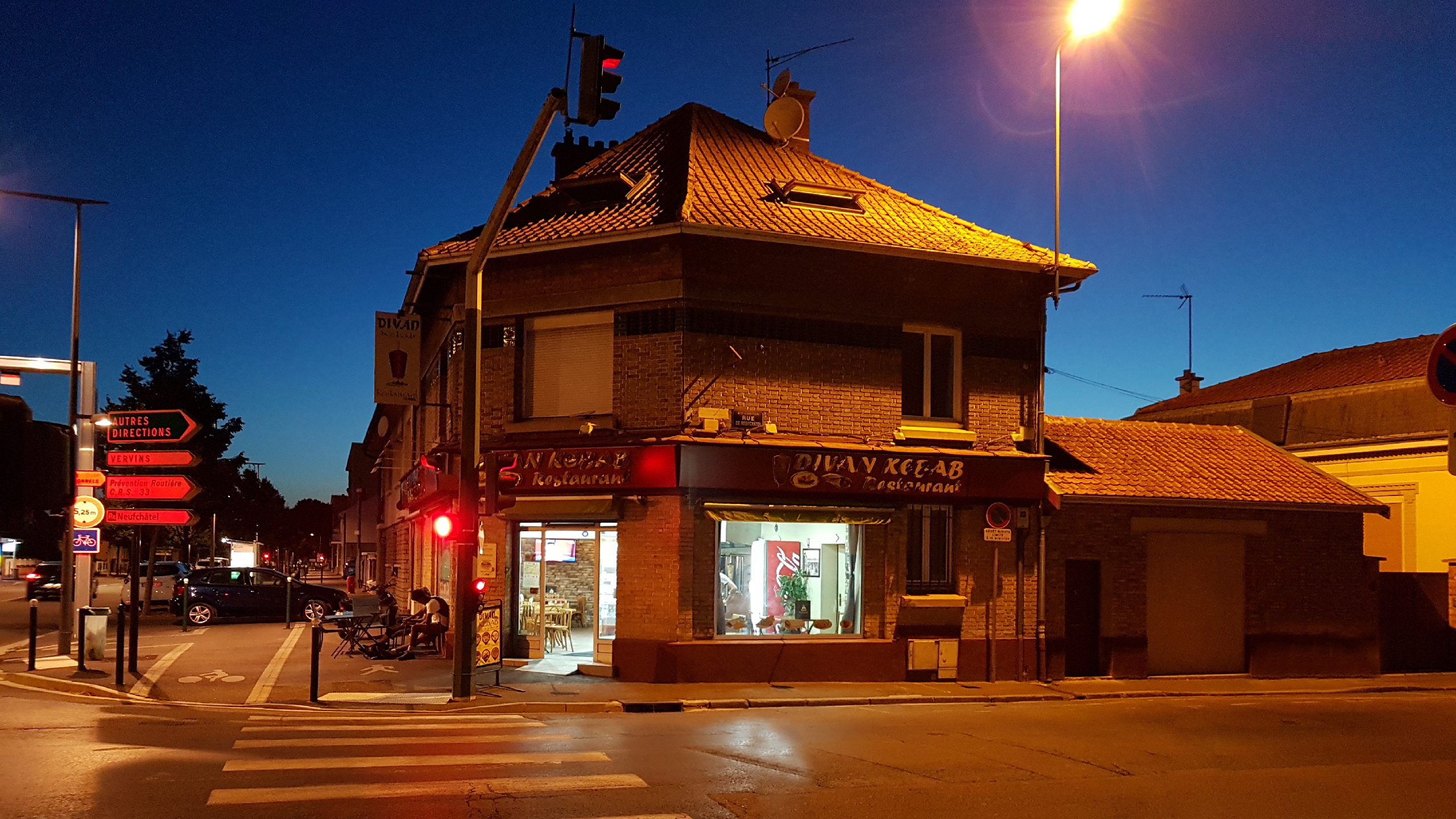 photo côté droit de l'espace cuisson du Kebab Divan restaurant