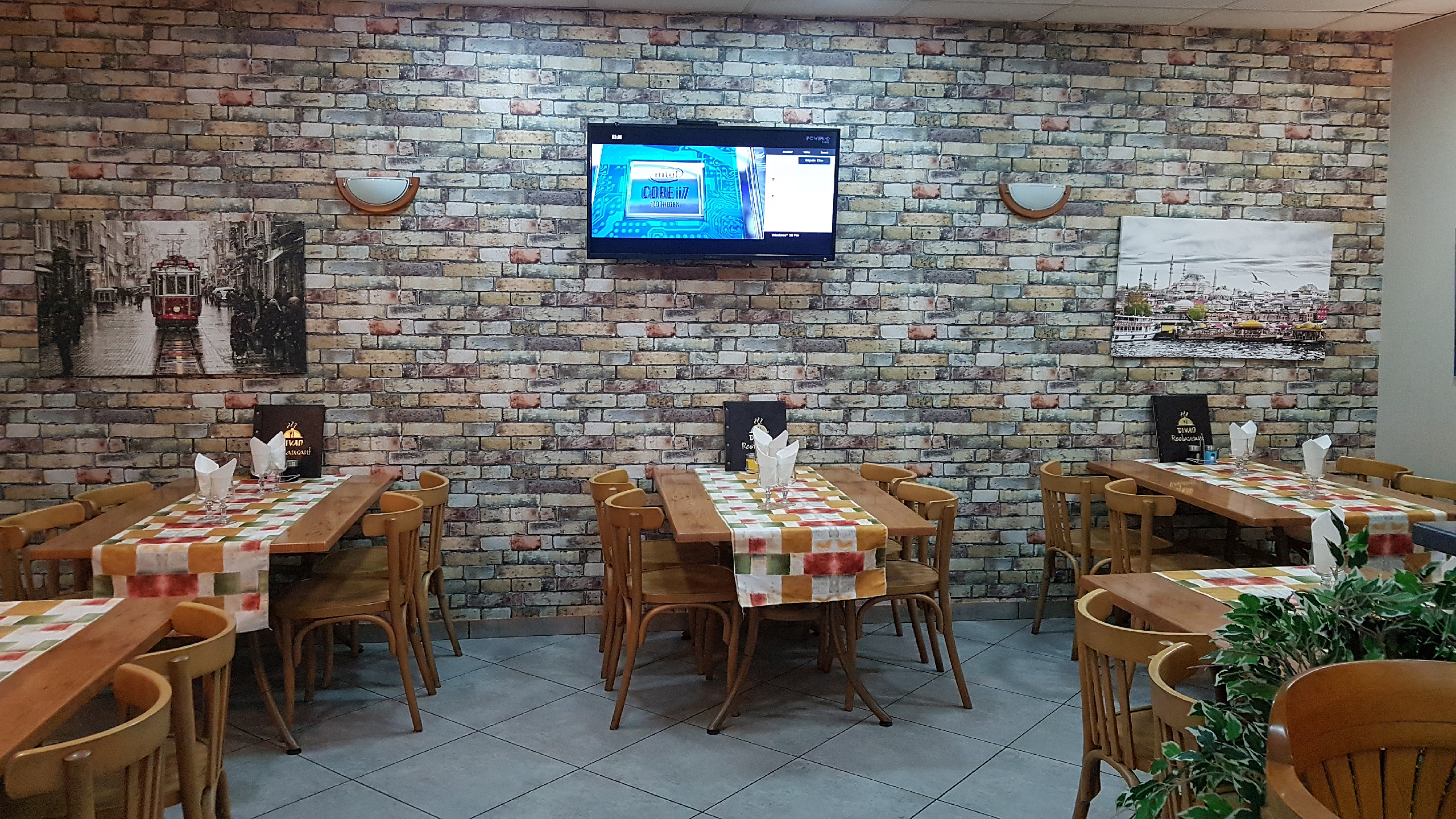 photo tables du fond du Kebab Divan restaurant
