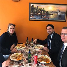 photo du maire de Reims Arnaud Robinet en visite au Divan Restaurant