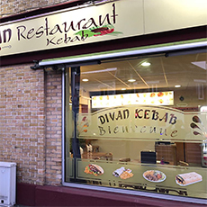 photo de la nouvelle décoration de la vitrine, du Divan Restaurant