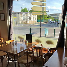 photo de la nouvelle décoration de la vitrine, du Divan Restaurant