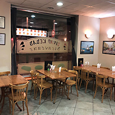 photo de la nouvelle décoration de la vitrine, du Divan Restaurant